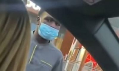 McDonaldsin työntekijä hermostuu asiakkaalle ja heittää hampurilaisen auton sisään
