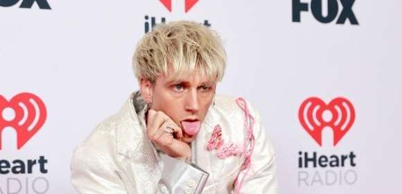 Conor McGregor heitti juomaa Machine Gun Kellyn päälle MTV:n VMA-gaalassa