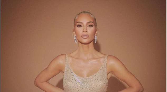 Kim Kardashianin ja Pete Davidsonin mokat Valkoisessa talossa: toisella tyylimoka, toinen kompasteli helmoihinsa