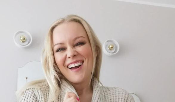 Anna Puu ja pikkusisko synttärikuvassa: kumpi on kumpi?