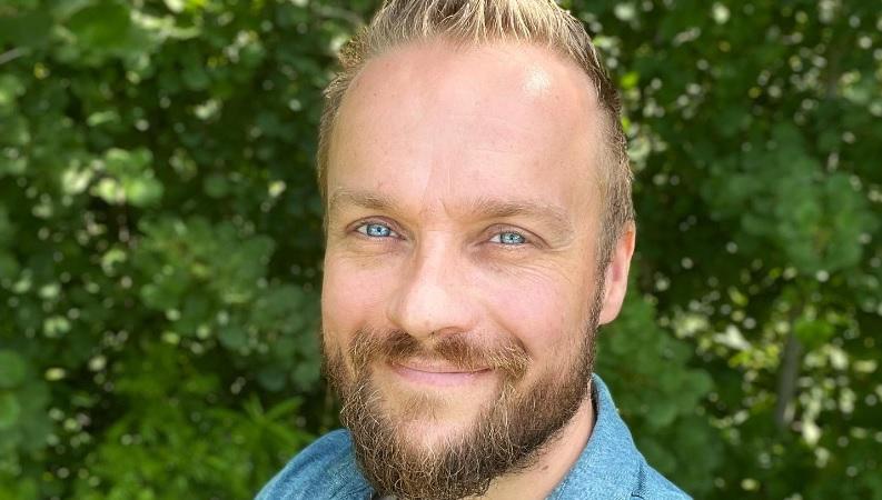 Seiska: Julkkishypnotisoija Sami Minkkinen velkahelvetissä - vajosi masennukseen ja keräili pulloja