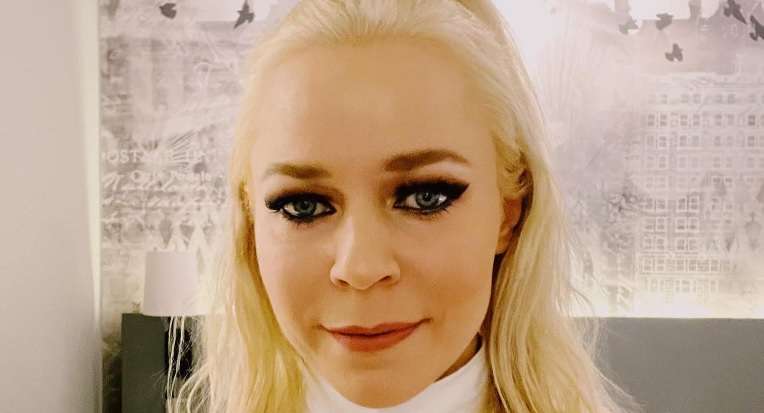 Paula Vesala ja Sanna Marin yhteiskuvassa Linnanjuhlissa - iloinen seurue upeissa puvuissa