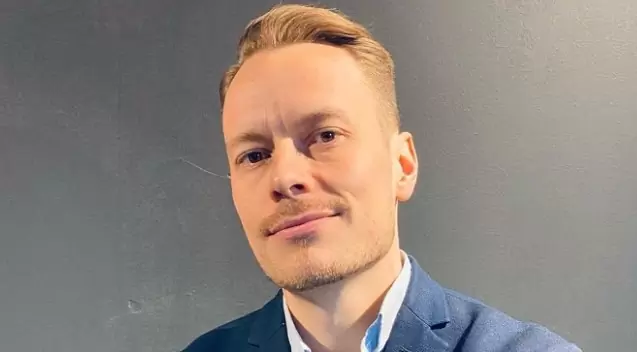 Seiska: Sanna Marinin aviomies kähmi baarissa nimetöntä kaunotarta: "Intiimi meininki"