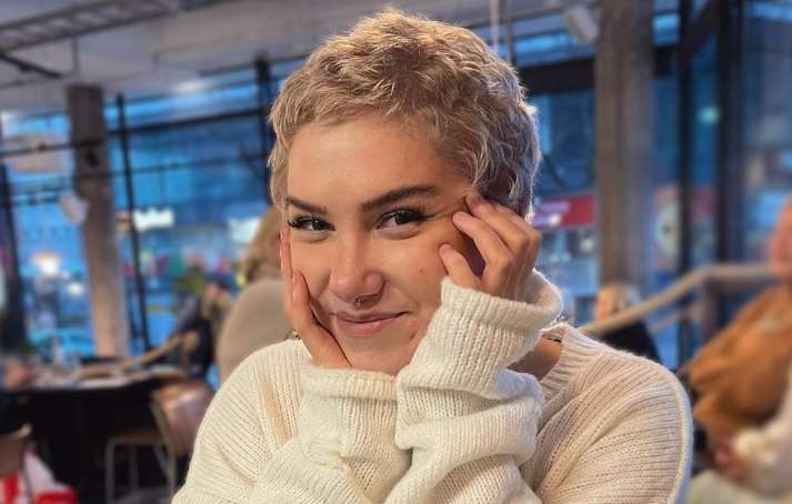 Laulaja Evelinan napakka kommentti sähköpotkulaudoista: paljonpuhuva avautuminen