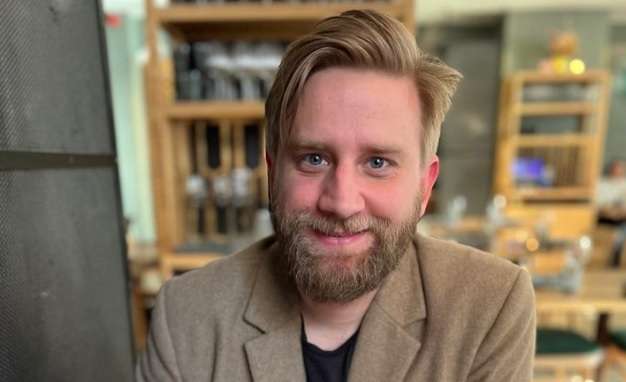 Joel Harkimon yhteiskuva äidin ja mummon kanssa sai kommenttikentän laulamaan