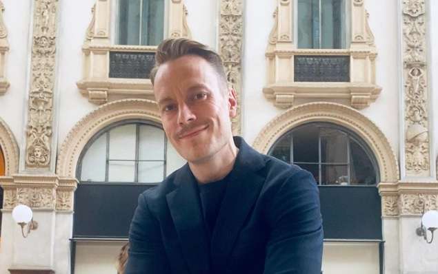 Urheilullinen Markus Räikkönen treenasi kirjaston pihalla: kuvat!