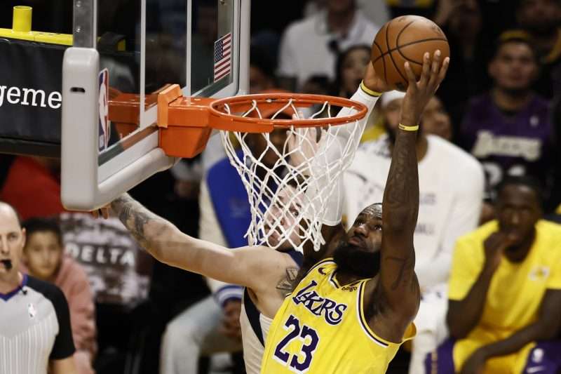 leBron Jamesista tuli NBA-historian eniten minuutteja pelannut pelaaja