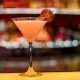 Näin syntyy klassinen cosmopolitan cocktail - ohje!