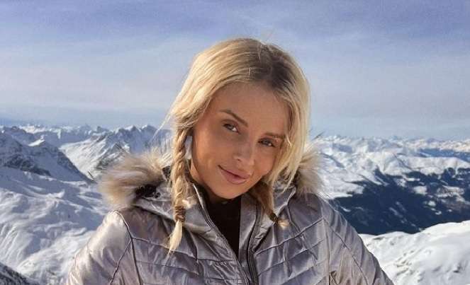 Katariina Juselius promosi uutta biisiään niukoissa vermeissä: video!