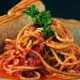 Tomaatti-pekonipasta herkulliseksi illalliseksi: resepti!