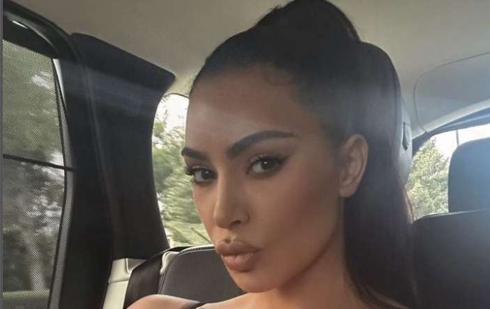 Kim Kardashianin lomakuvat loksauttavat leuat! Mitkä biksut!