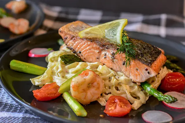 Koko perheelle sopiva lohi-parsakaalipasta tällä ohjeella