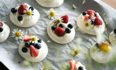 Maukas kookos pavlova: näin se valmistuu