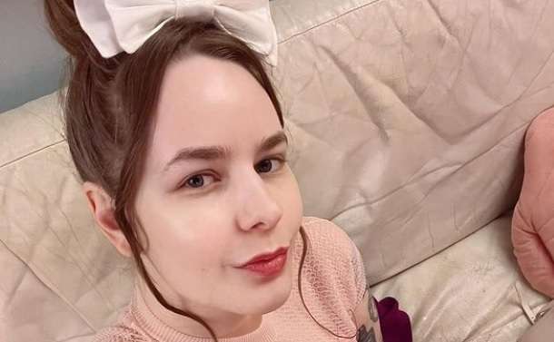 Ina Mikkola ja Tinze altaan reunalla uimapuvuissa: kuva!
