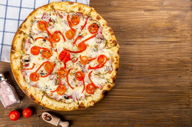 Näin valmistuu helppo keto pizza - kokeile tätä!