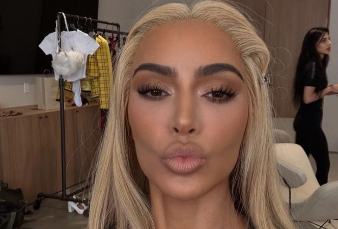Kim Kardashian jälleen korsetissa: katso kuvat!