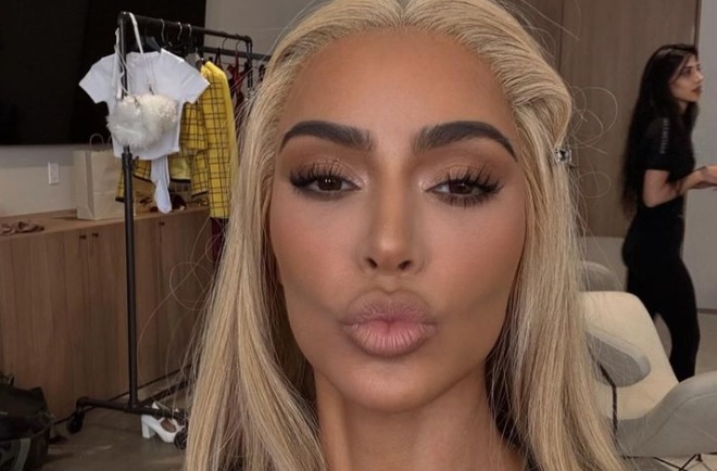 Kim Kardashianin korsettimekko ihastuttaa: kuvat!