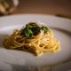Maukas spagetti puttanesca arki-iltaan: kokeile tätä!