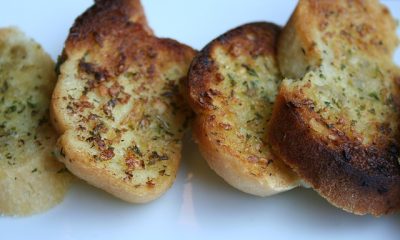 Valkosipulileipä valmistuu kotona ja sen voi tarjoilla keittojen ohessa