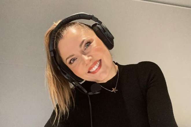 Jenni Alexandrova uimapukukuvissa Rhodoksella: "Kissat rannalla"
